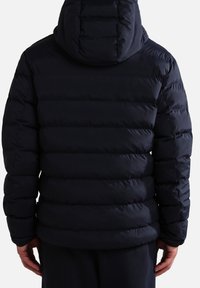 Marineblå pufferjakke med hætte, med en quiltet design, vandret syninger og elastiske manchetter. Blødt, isoleret materiale.