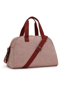 Rektangulær blød stof rejsetaske med lyserød krop og mørkerøde håndtag og justerbar skulderrem, stående på hvid baggrund.