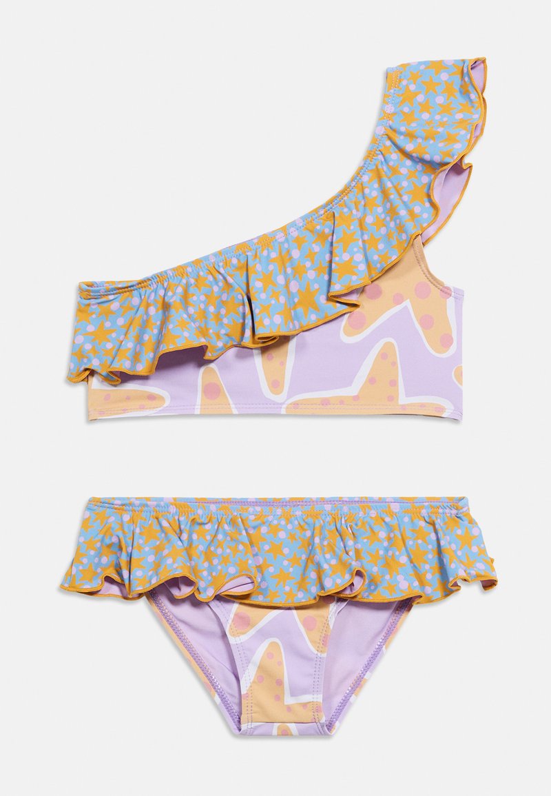 Maillot deux pièces à motif étoiles violettes et jaunes avec bords à volants, haut asymétrique à une épaule, et bas de bikini assorti.