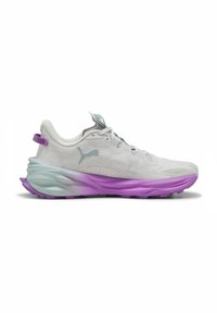 Smarte sneakers i en let vægt med en hvid overdel, mintgrønne accenter og en lilla gradient sål. Har en tekstureret finish og fremtrædende branding.