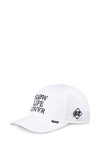 Hvid baseballkasket lavet af bomuld, med sort broderet tekst "SLOW LIFE LOVER" på forsiden og et logo-patch på siden.