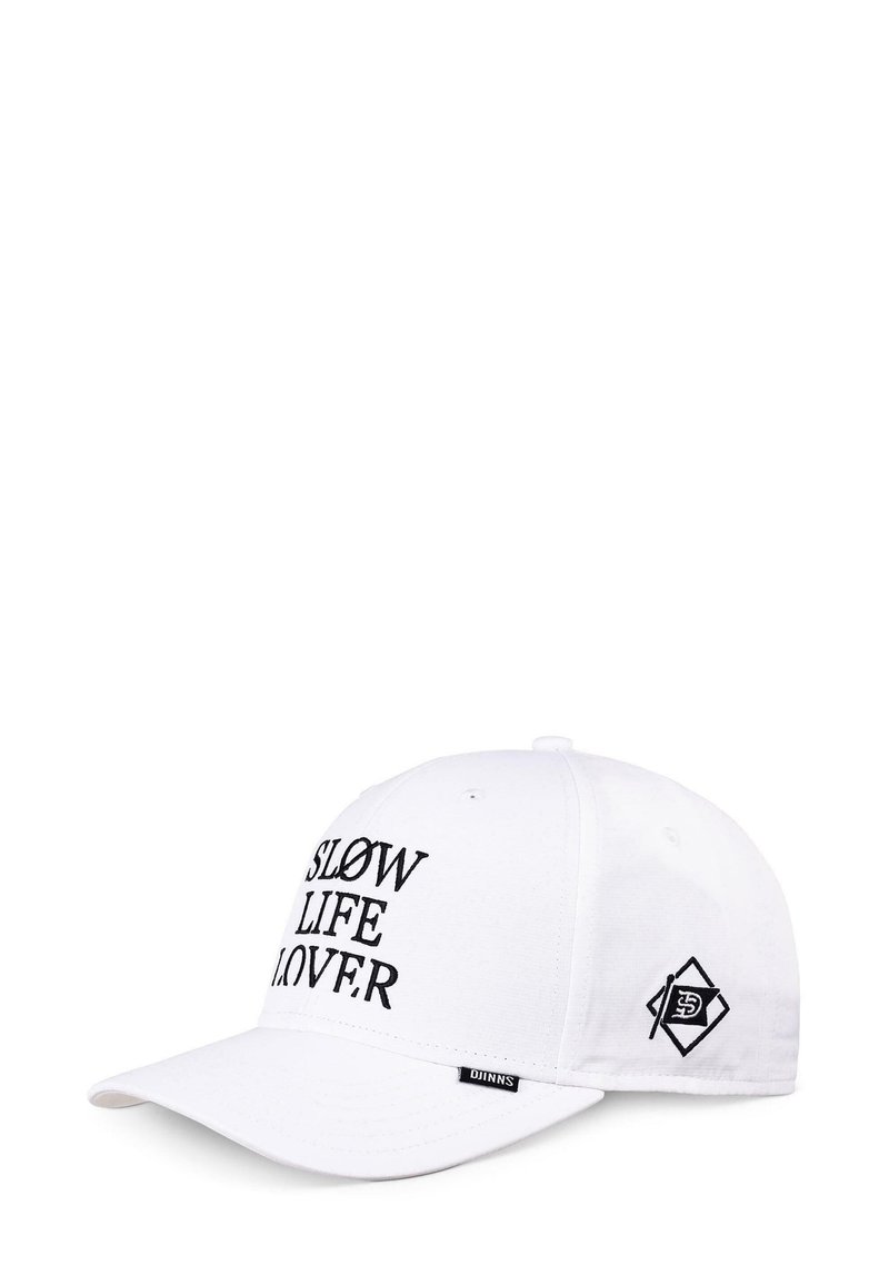 Hvid baseballkasket lavet af bomuld, med sort broderet tekst "SLOW LIFE LOVER" på forsiden og et logo-patch på siden.