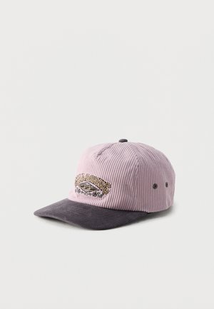 Fløjlsbaseballkasket med lavendelkrone, mørkegrå skygge og broderet gult og sort bogstav på frontpanelet.