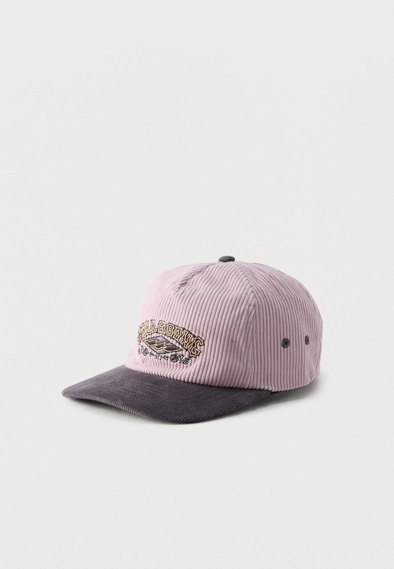 Καπέλο μπέιζμπολ από κορδρέ με λεβαντίνι κορυφή, σκούρο γκρι γείσο και κεντημένα κίτρινα και μαύρα γράμματα στο μπροστινό πάνελ.