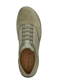 Sneaker verde in suede con lacci elasticizzati, suola perforata per la traspirabilità e soletta imbottita beige con il logo Geox.