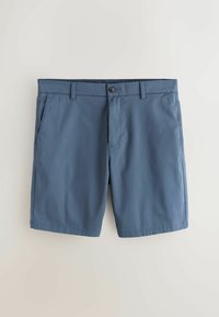 Shorts casual bleus avec bouton et fermeture éclair à l’avant, passants pour ceinture et poches latérales, posés à plat sur un fond clair.
