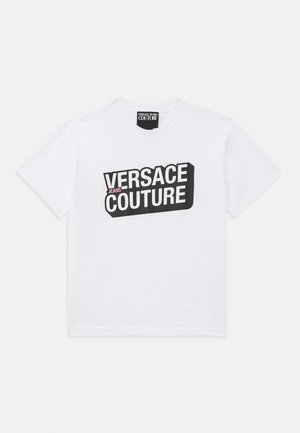 Hvit bomull t-skjorte med et dristig svart grafisk trykk som sier "VERSACE JEANS COUTURE" med en rosa aksent på "JEANS". Standard design med rund hals.
