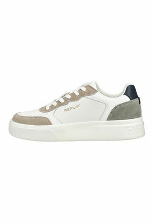 Weißer Sneaker mit flachem Schnitt, beige- und graue Veloursakzente, weiße Schnürsenkel, schwarzer Fersenlasche und "REPLAY"-Logo an der Seite und an der Sohle.