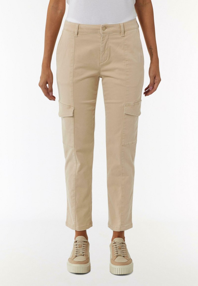 Beige cargobroek met een tapered fit. Beschikt over cargopockets aan de zijkanten, een sluiting met een knoop aan de voorkant en een gladde, duurzame stof.