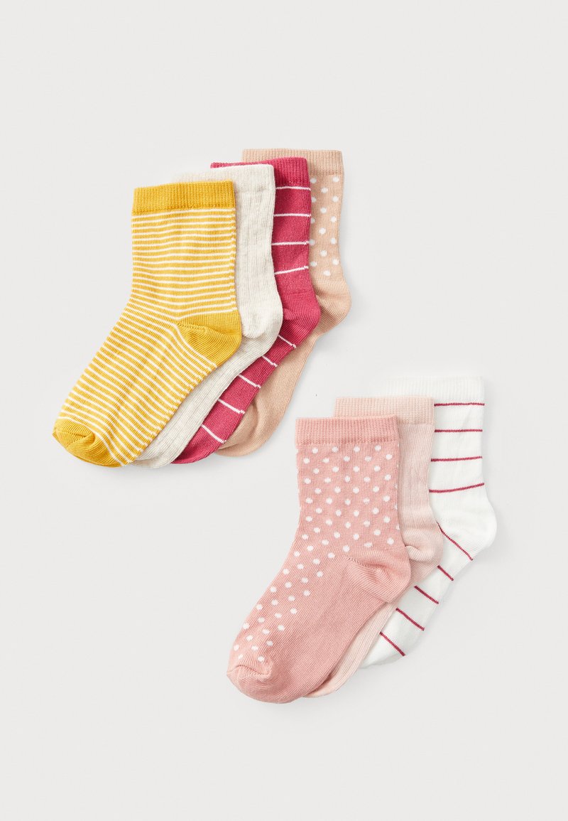 Sæt af seks par sokker med forskellige designs: gule med hvide striber, ensfarvede pink og beige, prikker på lys pink, og røde striber på hvid.