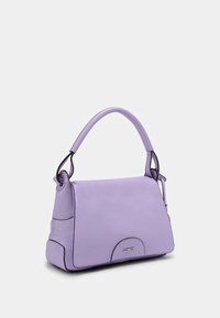 Lila Lederhandtasche mit strukturiertem Design, einem oberen Griff und kontrastierenden schwarzen Akzenten. Verfügt über ein dezentes Logo auf der Vorderseite.