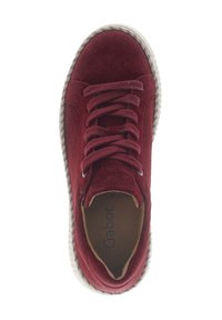 Rode suède vetersneaker met witte gestructureerde zool, van bovenaf bekeken, met een gewatteerde kraag en zichtbare merknaam op de binnenzool.