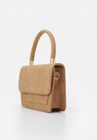 Borsa in finta pelle scamosciata color cammello con una forma strutturata, manico superiore e accenti dorati. Presenta una chiusura a pattina e una tasca aggiuntiva.