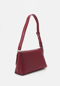 Calvin Klein DAILY SHOULDER BAG PEBBLE - Geantă de mână - biking red