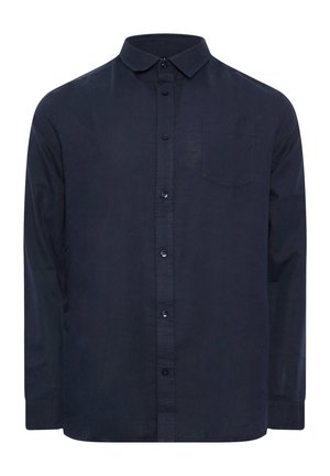 Męska granatowa koszula na długi rękaw z kołnierzykiem i kieszenią na piersi, pokazana na białym tle.
