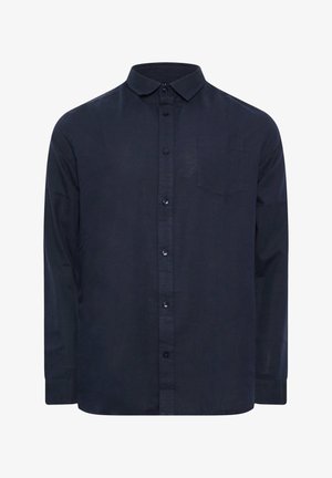 Męska granatowa koszula na długi rękaw z kołnierzykiem i kieszenią na piersi, pokazana na białym tle.