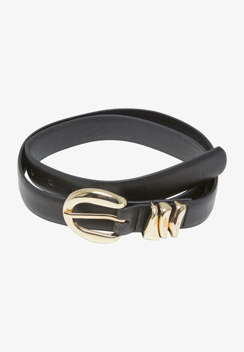 Črn usnjen pas z zlatim kovinskim sponko, ki ima klasičen dizajn in gladko teksturo, okrašen s tremi dekorativnimi elementi.