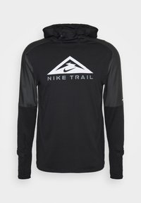 Czarna, długorękawowa bluza Nike Trail z regulowanym kapturem na sznurku i białym logo z górami i swooshem na klatce piersiowej.