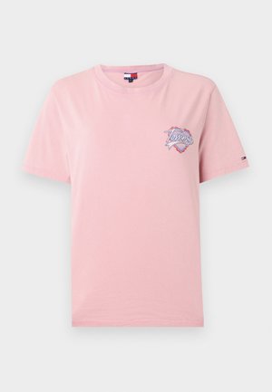 T-shirt en coton rose clair avec un col rond, des manches courtes et un logo brodé sur la poitrine gauche avec des accents multicolores.