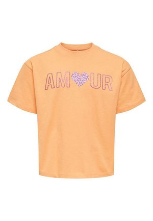 T-shirt à manches courtes couleur pêche avec le mot « AMOUR » sur la poitrine, avec un cœur à motif léopard remplaçant la lettre « O ».