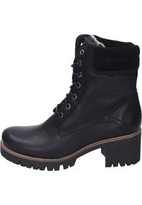 Schwarze Lederknöchelstiefel mit runder Zehenform, Schnürung auf der Vorderseite, Wildlederkragen und einer robusten, strukturierten Sohle. Mit einem gestapelten Absatz.