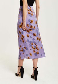 Liquorish FLORAL MIDI  WITH RUCHING DETAIL - Wrap skirt - purple