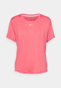 Lehká, krátká trička s kruhovým výstřihem v jasně růžové barvě s hladkou texturou a bílým logem Nike swoosh na hrudi.