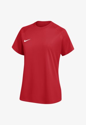 Czerwona sportowa koszulka z krótkim rękawem, z okrągłym dekoltem i białym logo Nike Swoosh na lewej piersi, pokazana na jednolitym białym tle.
