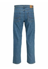 Jean en denim bleu avec jambes droites, deux poches arrière, coutures contrastantes et une étiquette de marque en cuir marron à la taille.