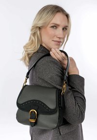 Borsa a mano grigia in pelle con finitura testurizzata, dettagli in suede nero, decorazioni perforate e chiusura a fibbia in tonalità oro. Manico corto.