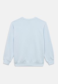 Ανοιχτό μπλε φουτεράκι με στρογγυλή λαιμόκοψη, μακριά μανίκια, ριμπ μανσέτες και τελείωμα. Λείο υλικό, μινιμαλιστικός σχεδιασμός, χωρίς ορατή επωνυμία.