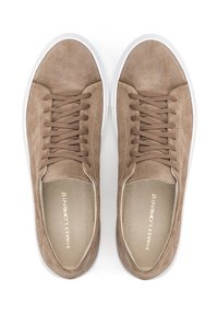 Brązowe zamszowe sneakersy o gładkiej fakturze, biała gumowa podeszwa i symetryczny design sznurowania. Złote logo marki na wkładce.