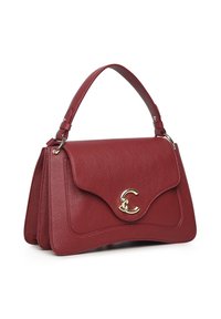 Borsa a mano in pelle rossa con superficie texturizzata, patta curva, dettagli in metallo color oro e doppio manico per un trasporto facile.