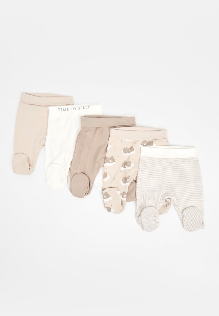 Fünf Paare von Babyfußhosen in Beige, Weiß mit dem Text "Zeit zum Schlafen", einfarbig Braun, Beige mit Bärenprint und Beige mit Streifen.