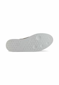 Brun läder slip-on sko med vit gummisula som har ett texturerat mönster och cirkulära grepppunkter. Modellens nummer synligt på sulan.