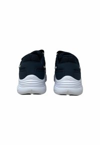 Scarpe da atletica nere con una tomaia testurizzata, collo imbottito e suola in gomma bianca. Presentano due dettagli riflettenti sui lati.