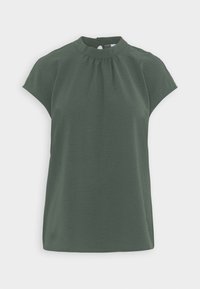 Blusa a maniche corte di colore verde scuro, con un colletto alto arricciato e una texture sottile. Chiusura con zip sul retro e vestibilità comoda.