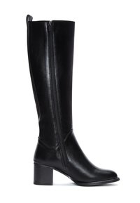 Bota negra de cuero hasta la rodilla con cremallera lateral, tacón de bloque, textura suave y diseño minimalista.