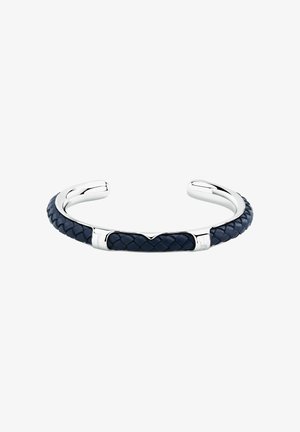 Silbernes offenes Manschettenarmband mit dunkelblau geflochtenem Ledereinlage und polierten Metalldetails, entworfen zum Tragen am Handgelenk.