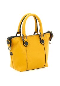 Piccola borsa di pelle gialla con manici doppi, dettagli in bottone neri e zip visibile nella parte superiore, su sfondo bianco.