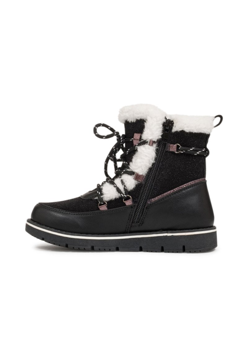 Bottes d'hiver noires avec un tissu texturé et une doublure en fausse fourrure. Présente un devant à lacets, une fermeture éclair latérale et une semelle en caoutchouc blanche avec des accents noirs.