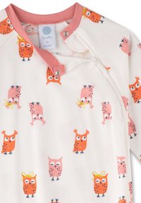 Einsie aus Bio-Baumwolle mit einem weißen Hintergrund und bunten Eulenmustern in Pink und Orange. Verfügt über Druckknopfverschluss und kontrastierenden pinken Saum.