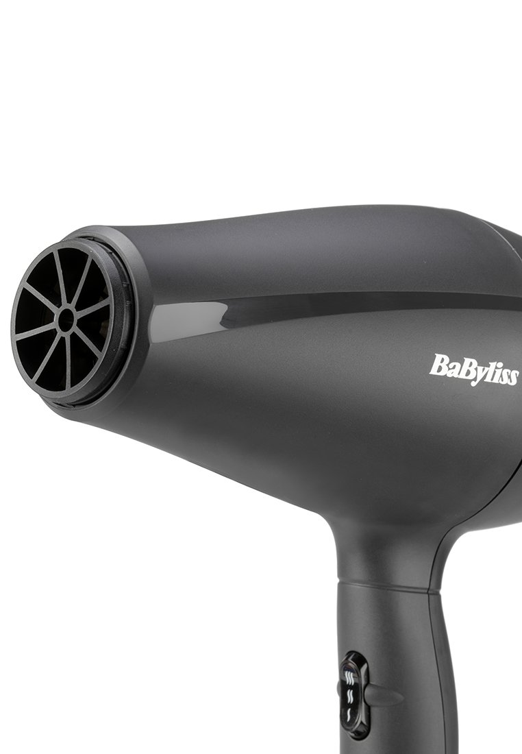 Czarna suszarka do włosów o eleganckim, opływowym kształcie; posiada okrągłą dyszę oraz przyciski sterujące na uchwycie do regulacji przepływu powietrza.