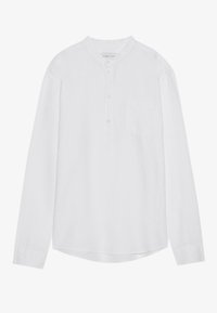 Camicia bianca a maniche lunghe in lino leggero, con colletto arrotondato, patta frontale con bottoni e una tasca singola sul petto.