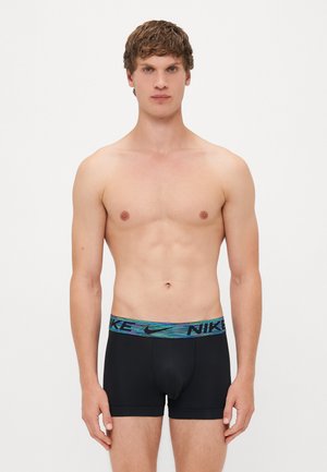 Schwarze Boxer-Briefs mit einem mehrfarbigen Nike-Bund. Der Stoff wirkt glatt und dehnbar, entworfen für Komfort und Unterstützung.