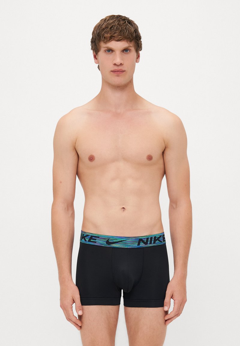 Zwarte boxershorts met een meerkleurige Nike tailleband. De stof lijkt soepel en rekbaar, ontworpen voor comfort en ondersteuning.