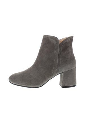 Grauer Wildleder-Stiefeletten mit abgerundeter Spitze und dickem Blockabsatz, zeigt die Innenseite mit sichtbaren Nahtdetails.