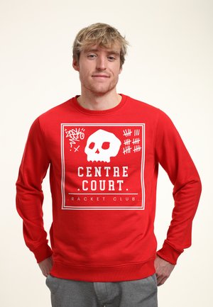 Červená mikina s bílou grafikou lebky a textem "CENTRE COURT RACKET CLUB." Dlouhé rukávy a pružné manžety.