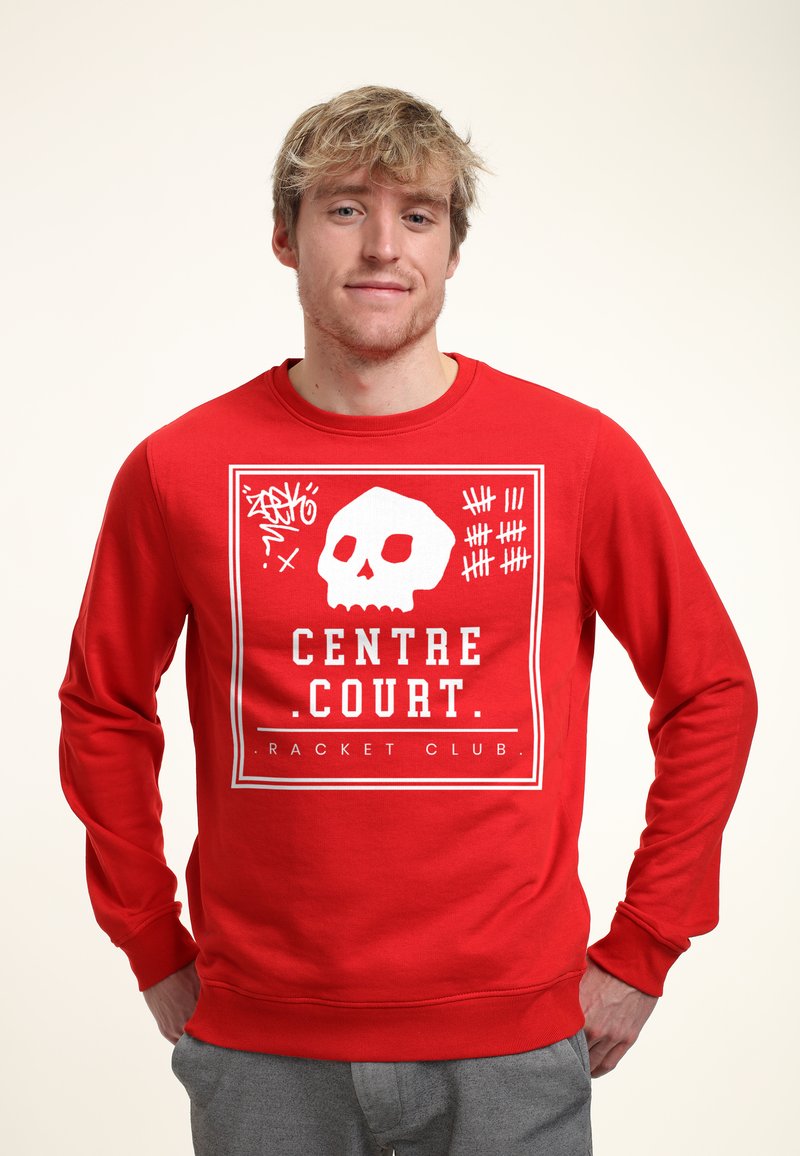 Rode sweatshirt met een witte schedelafbeelding en tekst "CENTRE COURT RACKET CLUB." Lange mouwen en geribbelde manchetten.