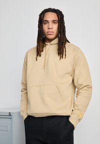 Carhartt WIP - HOODED CHASE - Sweatshirt - sable / gold Thumbnail Image 1